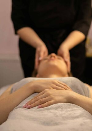 Microneedling Versus Injections: Choosing the Right Treatment