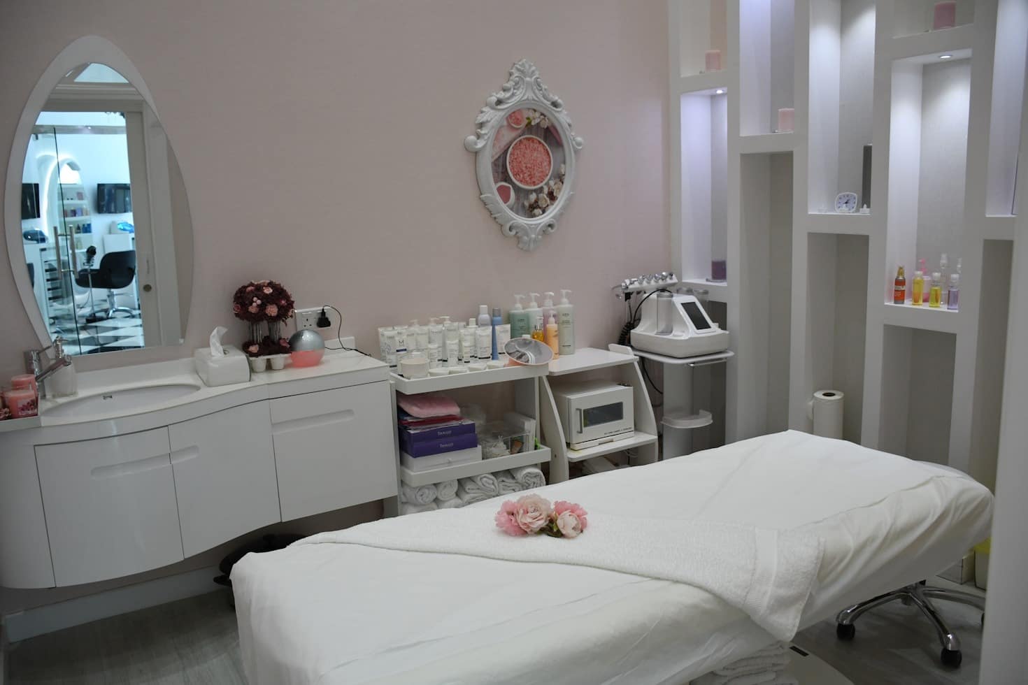 FaceWorks Journal: Navigating Modern Anti-Aging Innovations Safely
